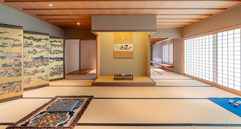 View and Touch Historical Art at a Kyoto Antique Dealer and enjoy Tea Ceremony With Precious Utensils