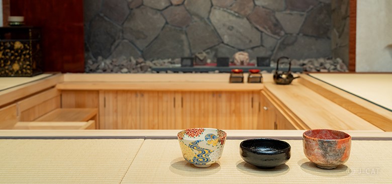 View and Touch Historical Art at a Kyoto Antique Dealer and enjoy Tea Ceremony With Precious Utensils